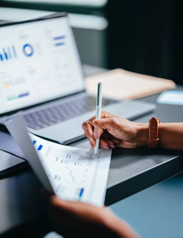 Professionnelle analysant des rapports financiers
